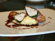 Hühnerfilets im Parmaschinkenmantel auf Polenta mit Rotweinschalotten und Thymiansauce - Rezept