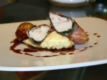 Hühnerfilets im Parmaschinkenmantel auf Polenta mit Rotweinschalotten und Thymiansauce - Rezept