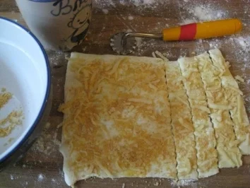 Blätterteigstangen mit Käse / Herstellung - Rezept