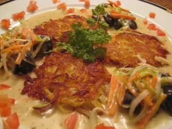 Achat - Schnecken in einer Gemüse - Kräuterauce an kleinen frischen Reibekuchen - Rezept