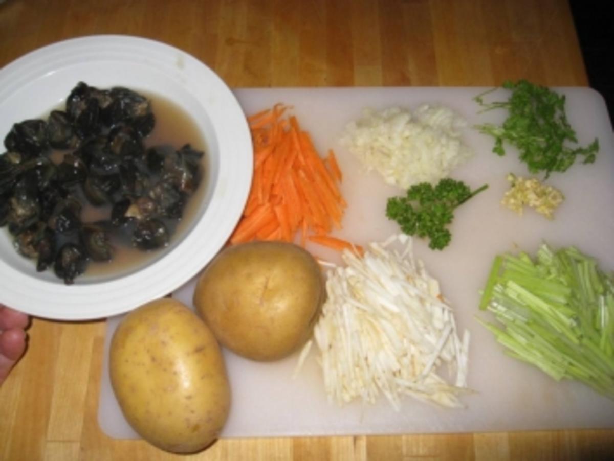 Achat - Schnecken in einer Gemüse - Kräuterauce an kleinen frischen Reibekuchen - Rezept