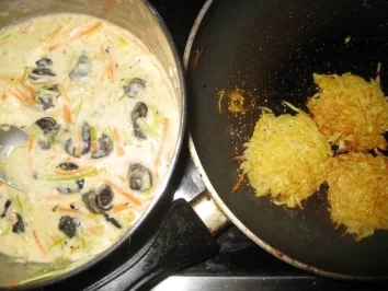 Achat - Schnecken in einer Gemüse - Kräuterauce an kleinen frischen Reibekuchen - Rezept