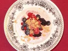 Geeiste Marzipansuppe mit frischen Beeren und Amarettini-Crunch - Rezept
