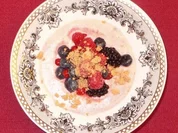 Geeiste Marzipansuppe mit frischen Beeren und Amarettini-Crunch - Rezept