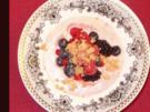 Geeiste Marzipansuppe mit frischen Beeren und Amarettini-Crunch - Rezept
