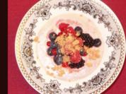 Geeiste Marzipansuppe mit frischen Beeren und Amarettini-Crunch - Rezept