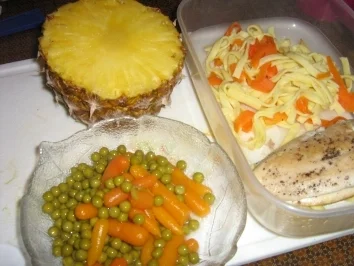 Geflügelsalat mit Ananas und Nüdelchen - Rezept - Bild Nr. 2