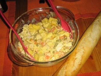 Geflügelsalat mit Ananas und Nüdelchen - Rezept