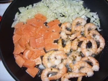 Rezept: Garnelen-Lachs-Sahnesoße mit Spaghetti Bild Nr. 2 Garnelen-Lachs-Sahnesoße mit Spaghetti - Rezept - Bild Nr. 2