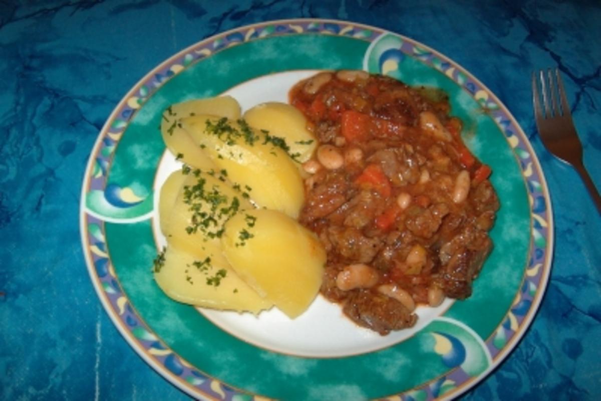 Bilder für Feines Rinderragout mit weißen Bohnen - Rezept