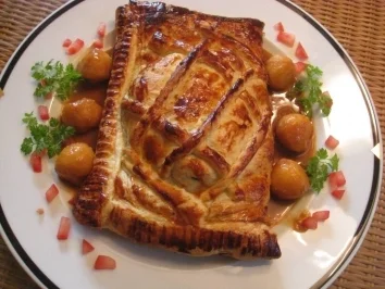 Rezept: Maispoulardenbrust auf Blattspinat im Blätterteigmantel , Calvadossauce & Apfelperlen Maispoulardenbrust auf Blattspinat im Blätterteigmantel , Calvadossauce & Apfelperlen - Rezept