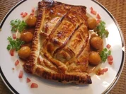 Maispoulardenbrust auf Blattspinat im Blätterteigmantel , Calvadossauce & Apfelperlen - Rezept