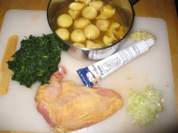 Rezept: Maispoulardenbrust auf Blattspinat im Blätterteigmantel , Calvadossauce & Apfelperlen Maispoulardenbrust auf Blattspinat im Blätterteigmantel , Calvadossauce & Apfelperlen - Rezept