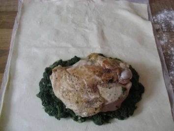 Rezept: Maispoulardenbrust auf Blattspinat im Blätterteigmantel , Calvadossauce & Apfelperlen Maispoulardenbrust auf Blattspinat im Blätterteigmantel , Calvadossauce & Apfelperlen - Rezept