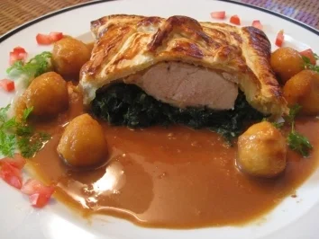 Rezept: Maispoulardenbrust auf Blattspinat im Blätterteigmantel , Calvadossauce & Apfelperlen Maispoulardenbrust auf Blattspinat im Blätterteigmantel , Calvadossauce & Apfelperlen - Rezept