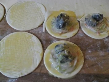 Schnecken im Blätterteighaus an einem Salat von Rucola in Walnussdressing - Rezept