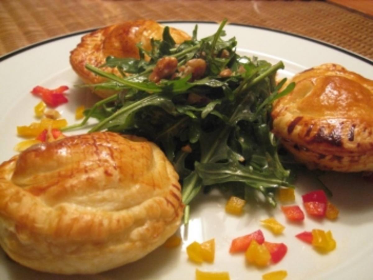 Schnecken im Blätterteighaus an einem Salat von Rucola in Walnussdressing - Rezept