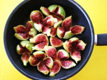 Rezept: DESSERT: Flambierte Feigen auf Vanilleeis Bild Nr. 2 DESSERT: Flambierte Feigen auf Vanilleeis - Rezept - Bild Nr. 2