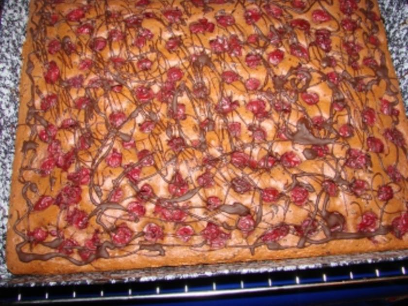 Rotweinkuchen mit Kirschen, Schokolade und Nüssen - einfach - 359 kcal/100g