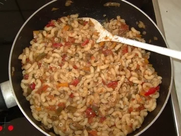 Rezept: Nudel-Paprika-Pfanne mit Tomaten Nudel-Paprika-Pfanne mit Tomaten - Rezept