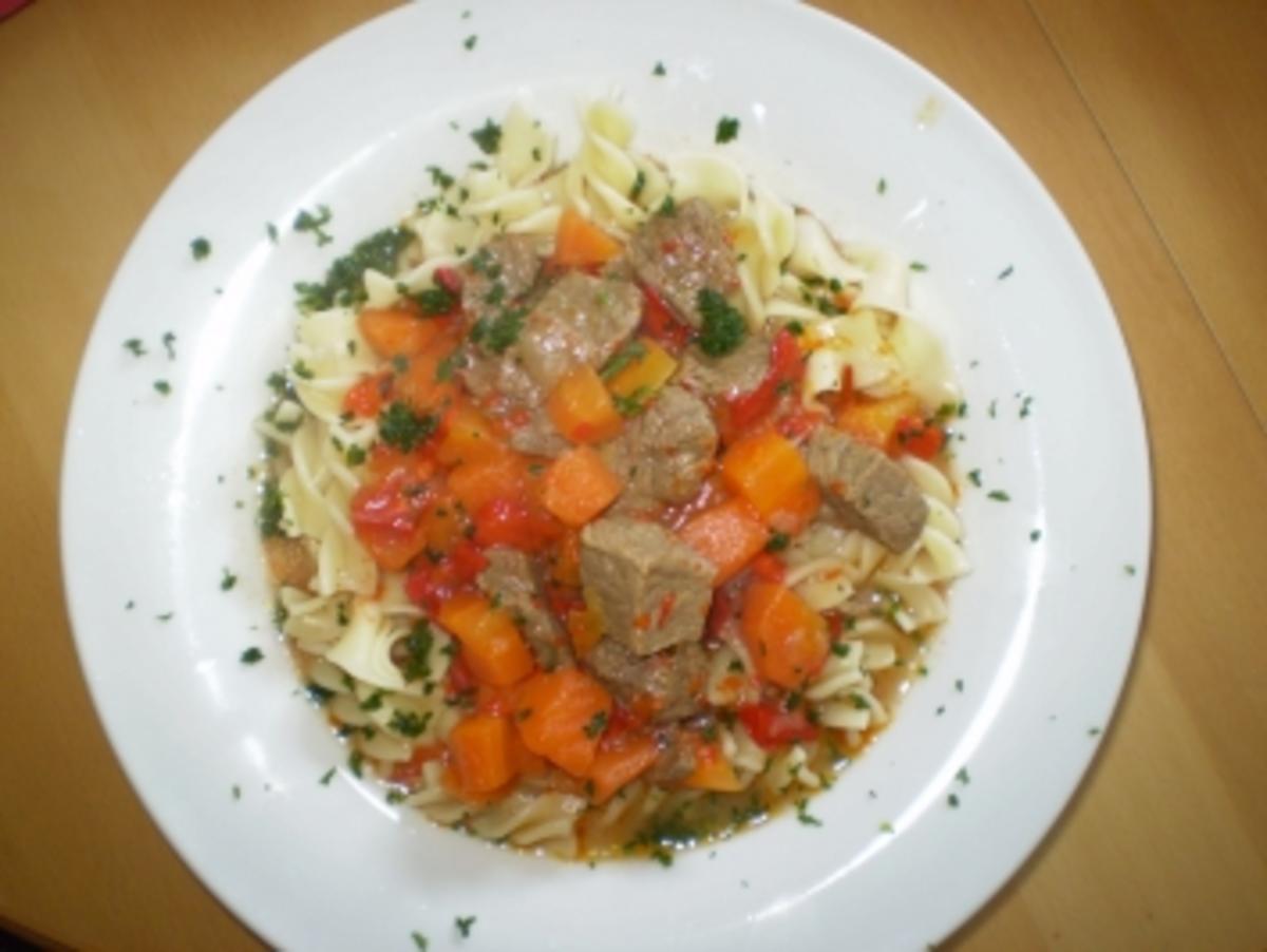 Rindergulasch mit Paprika und Karotten - Rezept