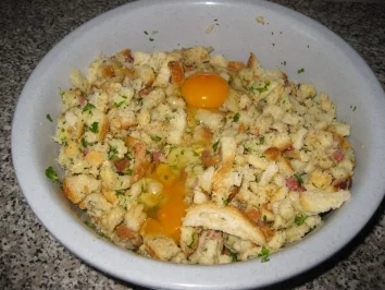 Specksemmelknödel mit Tomaten-Pilz-Sahne-Sauce - Rezept