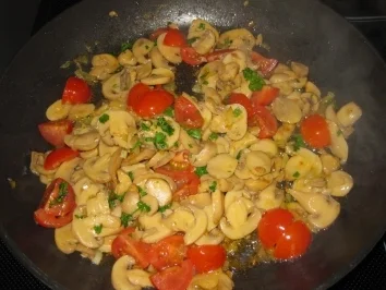 Specksemmelknödel mit Tomaten-Pilz-Sahne-Sauce - Rezept