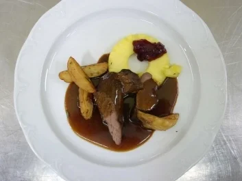Wildschweinfilet an Rotweinsoße mit Preiselbeeren dazu Kartoffelspalten - Rezept