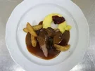 Wildschweinfilet an Rotweinsoße mit Preiselbeeren dazu Kartoffelspalten - Rezept