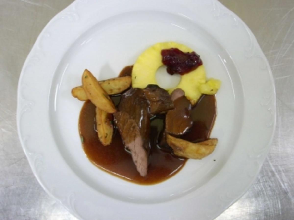 Wildschweinfilet an Rotweinsoße mit Preiselbeeren dazu Kartoffelspalten ...