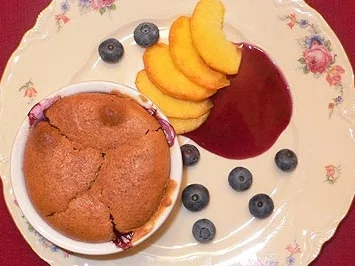 Pfirsich-Heidelbeer-Cobbler auf Pfirsichfächer und Heidelbeerspiegel - Rezept