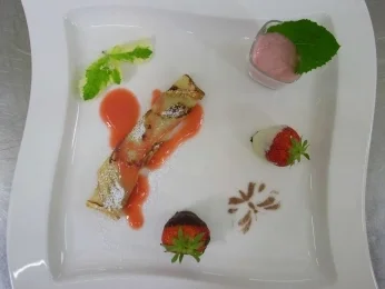 Rezept: Erdbeermousse mit frischer Gartenminze an Palatschinken Erdbeermousse mit frischer Gartenminze an Palatschinken - Rezept