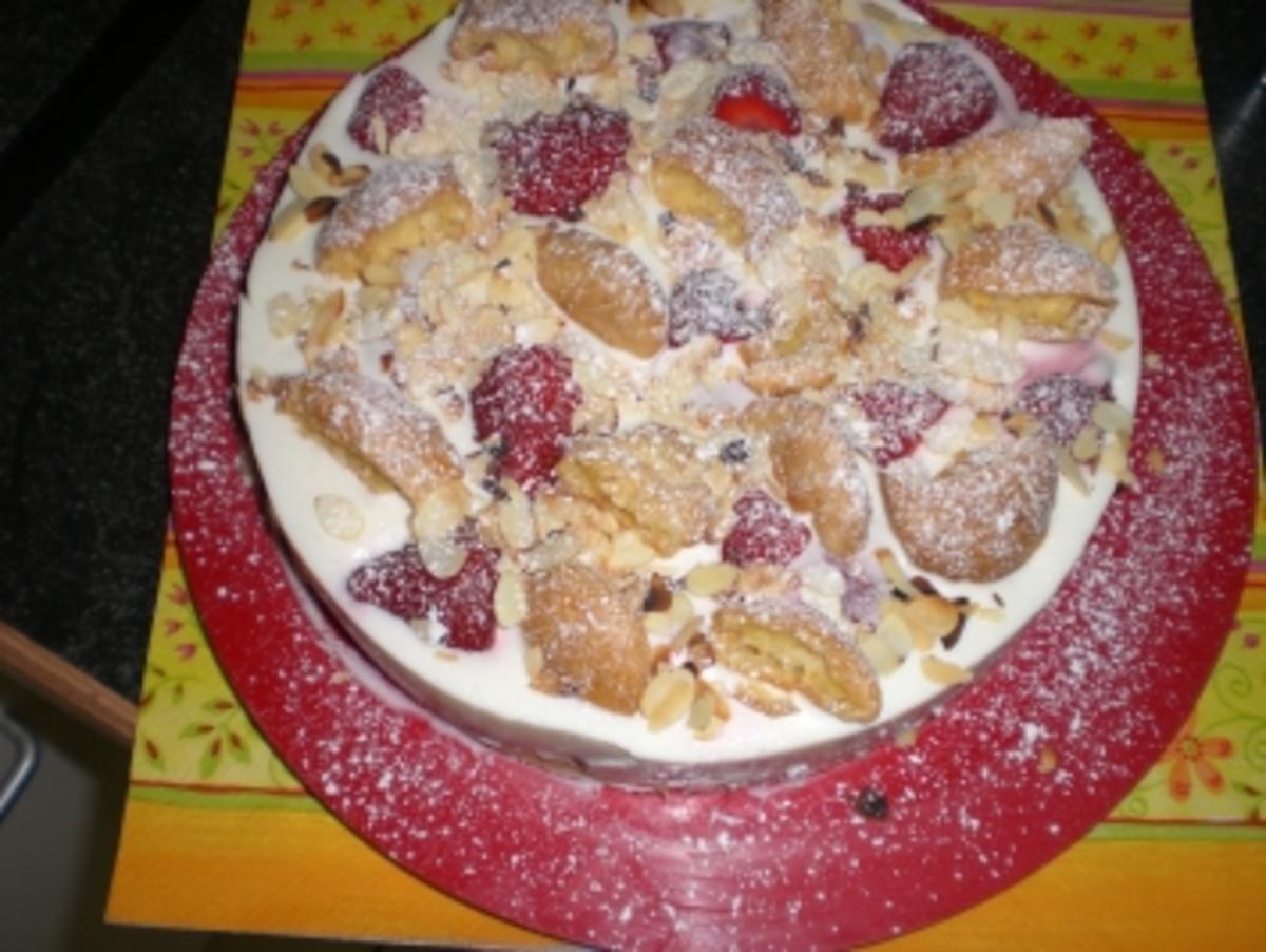 Brandteig-Flockentorte mit Erdbeeren - Rezept