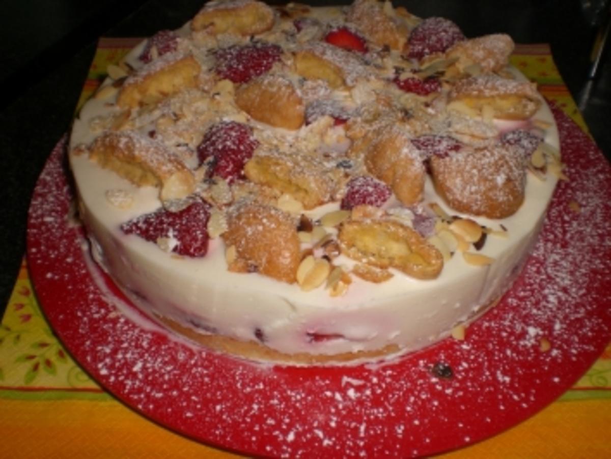 Brandteig-Flockentorte mit Erdbeeren - Rezept