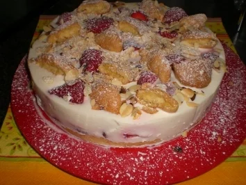 Brandteig-Flockentorte mit Erdbeeren - Rezept
