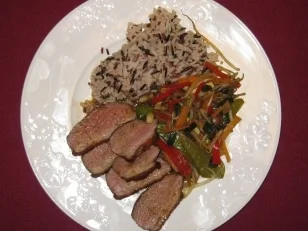 Entenbrust in karamellisierter Orangenreduktion mit Wok-Gemüse und Reis - Rezept