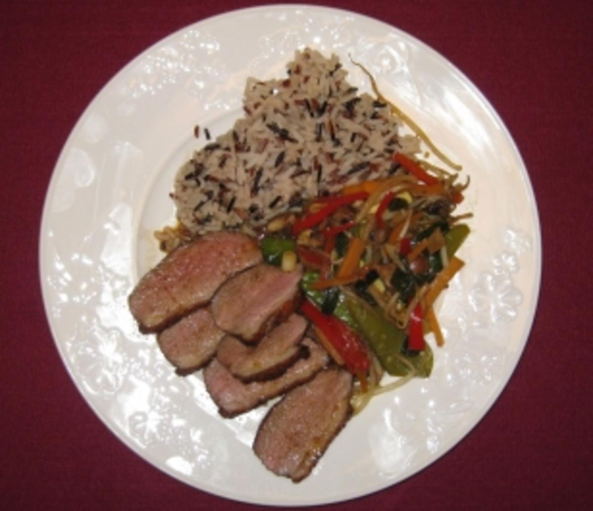 Entenbrust in karamellisierter Orangenreduktion mit Wok-Gemüse und Reis ...