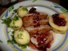 Gebratene Entenbrust mit Preißelbeeren,Williamsbirne und kleinen Klößchen - Rezept