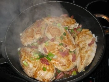 Rezept: Hühnerbrüstchen im Möhrenbett Hühnerbrüstchen im Möhrenbett - Rezept