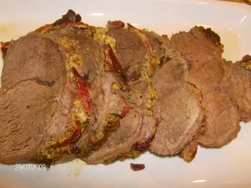 Rezept: Rinderbraten mit einer Senf-Kräuter-Hülle im Speckmantel Rinderbraten mit einer Senf-Kräuter-Hülle im Speckmantel - Rezept