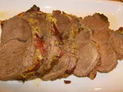 Rinderbraten mit einer Senf-Kräuter-Hülle im Speckmantel - Rezept