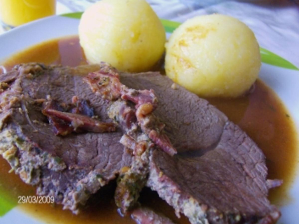 Rinderbraten mit einer Senf-Kräuter-Hülle im Speckmantel - Rezept ...