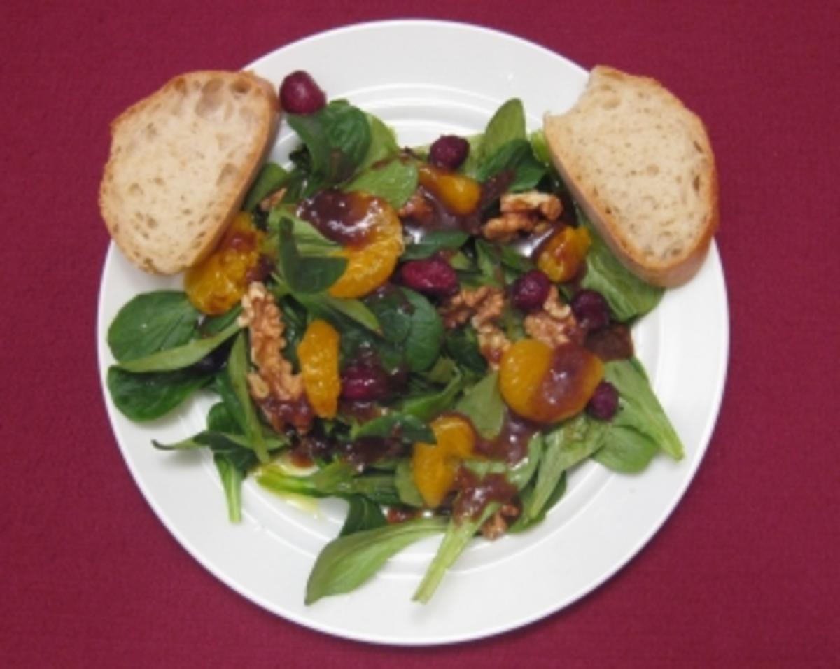 Feldsalat mit Mandarinen, Cranberries, Walnüssen und Zwiebel-Feigen-Dressing - Rezept