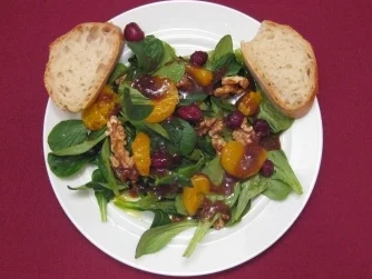 Rezept: Feldsalat mit Mandarinen, Cranberries, Walnüssen und Zwiebel-Feigen-Dressing Feldsalat mit Mandarinen, Cranberries, Walnüssen und Zwiebel-Feigen-Dressing - Rezept