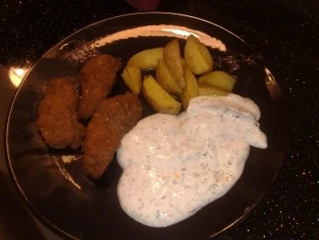 Hackstäbchen mit Kartoffelecken und Kräuter-Joghurt-Dip - Rezept