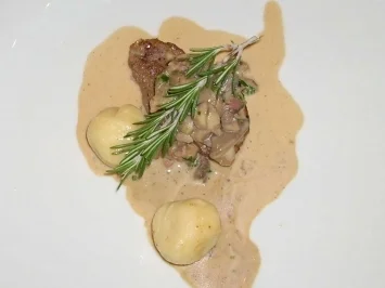 Kalbsfilet auf Waldpilzragout an Rosmarinsoße mit Kartoffelknödeln - Rezept