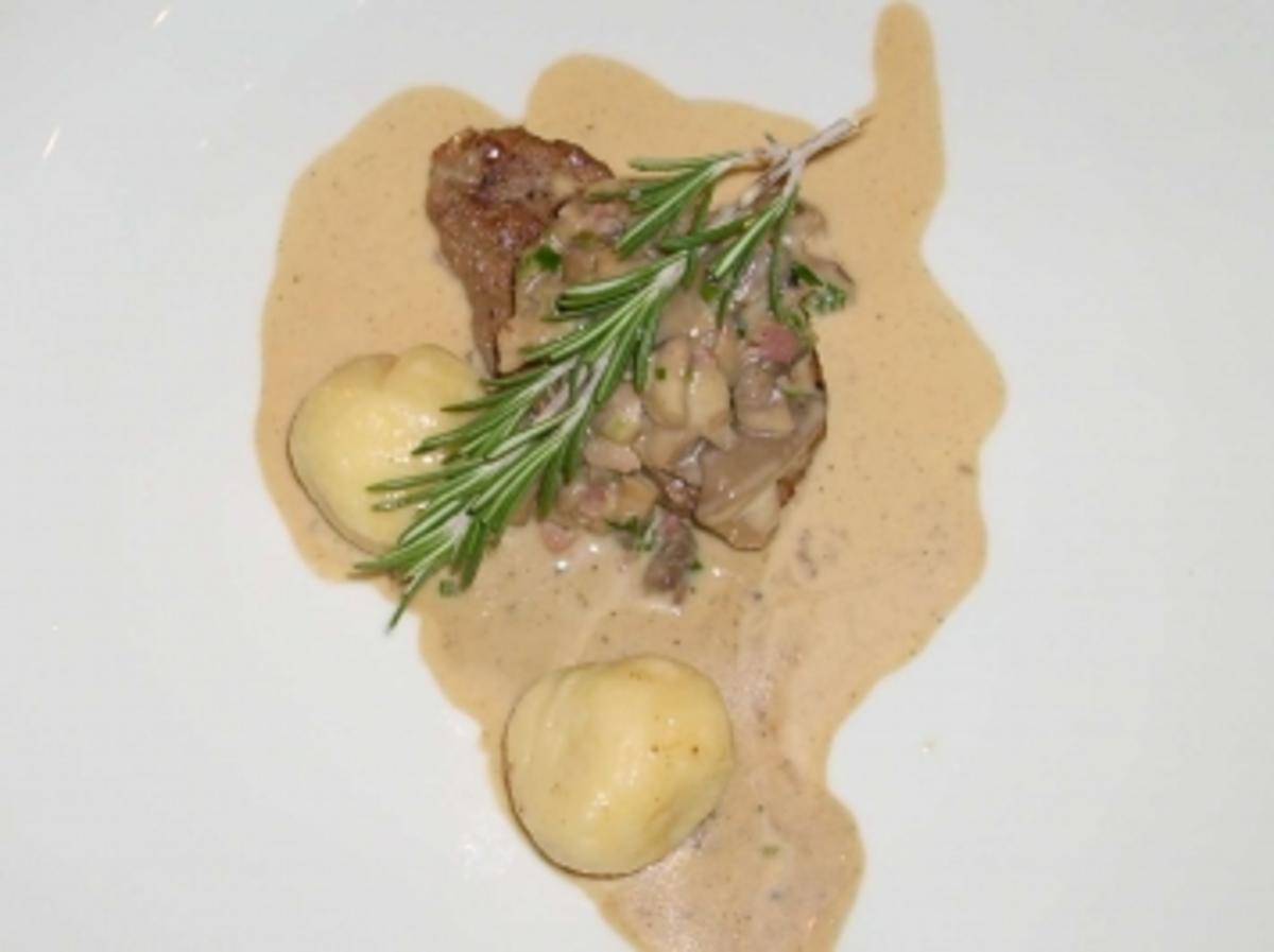 Kalbsfilet auf Waldpilzragout an Rosmarinsoße mit Kartoffelknödeln ...