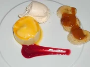 Passionsfruchtcreme auf Himbeermark mit flambierter Banane und Honigeis - Rezept