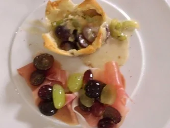 Rezept: Gefüllte Yufkateigkörbchen mit Weintraubensalat und Parmaschinken Gefüllte Yufkateigkörbchen mit Weintraubensalat und Parmaschinken - Rezept