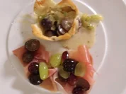 Gefüllte Yufkateigkörbchen mit Weintraubensalat und Parmaschinken - Rezept